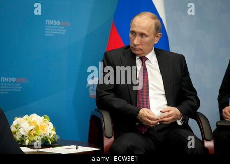 Le président russe Vladimir Poutine lors de sa rencontre avec le premier ministre néerlandais Mark Rutte, au Forum Économique International de Saint-Pétersbourg Banque D'Images