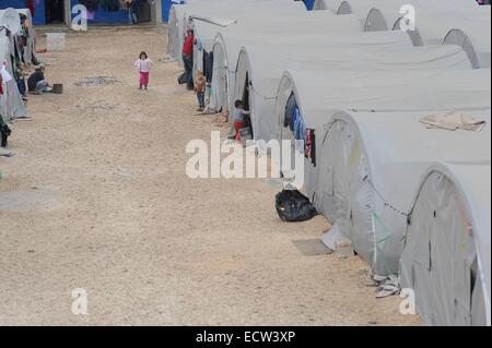 Suruc, Turquie. Dec 19, 2014. Les villes de tentes dans Suruc Turquie près de la frontière syrienne ont connu une augmentation du nombre de réfugiés à la recherche d'un abri. Beaucoup vivent dans des bâtiments abandonnés autour de la frontière et sont maintenant dans les camps à l'approche de l'hiver. Environ 400 000 personnes ont fui la Syrie Kobani passant en Turquie après l'État islamique ont attaqué en octobre. © Gail Orenstein/ZUMA/Alamy Fil Live News Banque D'Images