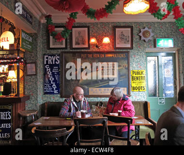 Un couple discutant à l'Albion Inn, pub anglais classique à Chester, Angleterre, Royaume-Uni avec 2 buveurs Banque D'Images