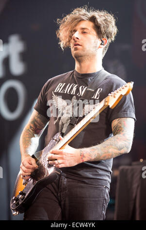 Chicago, Illinois, USA. 25Th Dec, 2014. Le guitariste JOE TROHMAN de Fall Out Boy sur scène pendant 103,5 effectue KISS FM's Jingle Ball 2014 au Allstate Arena à Chicago, Illinois © Daniel DeSlover/ZUMA/Alamy Fil Live News Banque D'Images