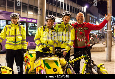 Place du Vieux Marché, Nottingham, Royaume-Uni. 19 décembre 2014. A St John Ambulance de l'unité d'intervention d'une patrouille à vélo dans le centre-ville de Nottingham sur Mad vendredi. Mad vendredi est le nom des services d'urgence du Royaume-Uni pour donner le dernier vendredi avant Noël, qui est le plus populaire pour l'office de tourisme et du milieu des fêtes de Noël et l'un des plus occupés nuits pour le Royaume-Uni Services d'urgence. Credit : Mark Richardson/Alamy Live News Banque D'Images