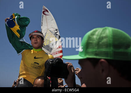 Fichier. Dec 19, 2014. WCT surfer professionnel GABRIEL MEDINA, l'âge de 20 ans à partir de Sao Sebastiao, Sao Paulo est devenu le premier Champion du Monde de surf du Brésil en 2014 au cours de la Pipe Master Hawaii. Medina a rejoint l'élite mondiale du surf Tour du Monde en 2011, et dans sa première année, il a terminé dans le top 12 de l'ASP World Tour à l'âge de 17 ans. En mars 2014, il a remporté le Quiksilver Pro Gold Coast. Photo - 5 mai 2012 - San Clemente, Californie, États-Unis - Gabriel Mendina brésilien se déplace sur les épaules jusqu'à la structure principale après avoir remporté le Nike Pro réduit à des tréteaux. (Crédit Im Banque D'Images