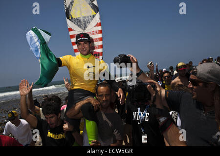 Fichier. Dec 19, 2014. WCT surfer professionnel GABRIEL MEDINA, l'âge de 20 ans à partir de Sao Sebastiao, Sao Paulo est devenu le premier Champion du Monde de surf du Brésil en 2014 au cours de la Pipe Master Hawaii. Medina a rejoint l'élite mondiale du surf Tour du Monde en 2011, et dans sa première année, il a terminé dans le top 12 de l'ASP World Tour à l'âge de 17 ans. En mars 2014, il a remporté le Quiksilver Pro Gold Coast. Photo - 5 mai 2012 - San Clemente, Californie, États-Unis - Gabriel Mendina brésilien se déplace sur les épaules jusqu'à la structure principale après avoir remporté le Nike Pro réduit à des tréteaux. (Crédit Im Banque D'Images