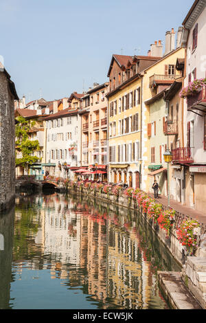 Annecy vieille ville. Les bâtiments historiques et de la promenade colorée reflétée dans la rivière Thiou promenade Riverside, bordée de restaurants et de fleurs Banque D'Images