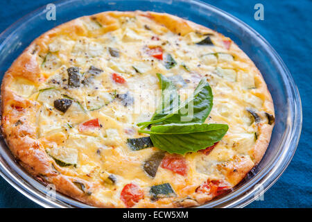 Quiche aux légumes sur la nappe bleue. Banque D'Images