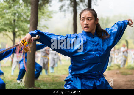 Teenage girl étudiante de l'école des arts martiaux de Shaolin avec une épée à la cérémonie d'ouverture de l'Internat de Zhengzhou Banque D'Images