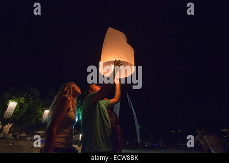 Lanternes de papier d'éclairage pour l'Yi Peng Festival, Chiang Mai, Thaïlande Banque D'Images
