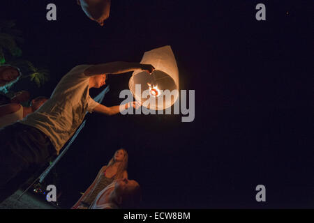 Lanternes de papier d'éclairage pour l'Yi Peng Festival, Chiang Mai, Thaïlande Banque D'Images