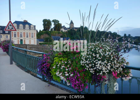 La literie d'agrément s'affichent dans des jardinières sur un pont sur la Mayenne à Château-Gontier, France Banque D'Images