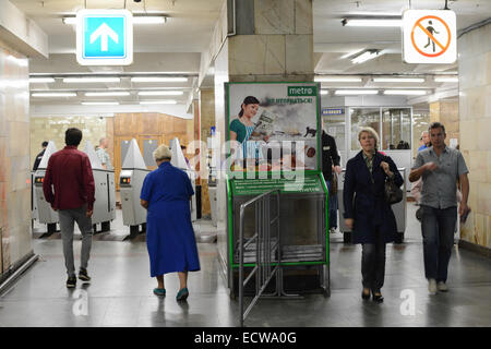 La station de métro Arbatskaya l'entrée et la sortie vers l'entrée du Métro, Moscou, Russie Banque D'Images