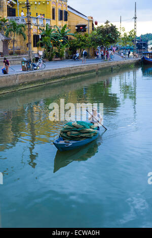 Bateau à rames homme sur la rivière Thu Bon, Hoi An au crépuscule Banque D'Images