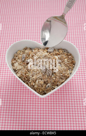 Muesli dans un bol en forme de coeur un petit-déjeuner sain concept Banque D'Images