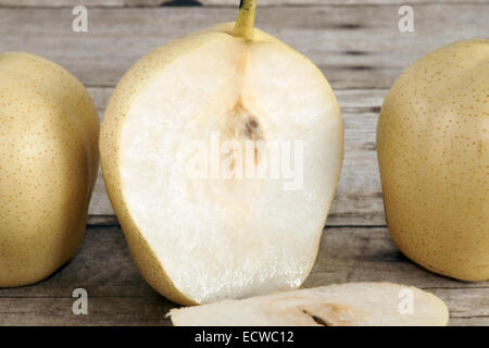Poires Ya chinois sur un fond de bois. Banque D'Images