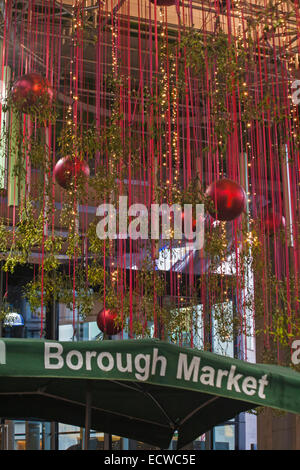 Londres, Royaume-Uni. Dec 19, 2014. Noël au Borough Market, London - gui suspendu et décorations Crédit : Carolyn Jenkins/Alamy Live News Banque D'Images