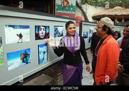 Dhaka, Bangladesh. Dec 19, 2014. Wasfia Nazreen Everest conquérant explique une photo pour les visiteurs à une journée d'exposition présentant les clichés de ses expéditions en montagne à travers le monde, au Musée de la guerre de libération dans la capitale Dhaka, organisé par l'Institut des médias Fazlul Huq Études ou FIMS. Wasfia, un homme-activiste, écrivain et agent de développement, aventuré à gravir les sept sommets, puis plus hautes montagnes de chacun des sept continents. Banque D'Images