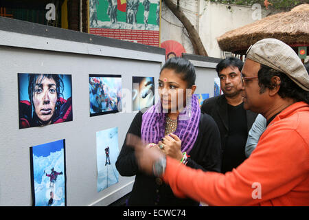 Dhaka, Bangladesh. Dec 19, 2014. Wasfia Nazreen Everest conquérant explique une photo pour les visiteurs à une journée d'exposition présentant les clichés de ses expéditions en montagne à travers le monde, au Musée de la guerre de libération dans la capitale Dhaka, organisé par l'Institut des médias Fazlul Huq Études ou FIMS. Wasfia, un homme-activiste, écrivain et agent de développement, aventuré à gravir les sept sommets, puis plus hautes montagnes de chacun des sept continents. Banque D'Images
