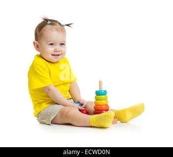 Funny baby Playing with colorful bois isolées pyramide Banque D'Images