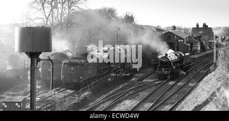 Les trains à vapeur manÏuvre à Ropley Mid-Hants Railway Station sur l', également connu sous le nom de ligne de cresson. Banque D'Images