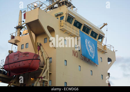 Las Palmas, Canaries, Espagne. Dec 19, 2014. 4 500 tonnes de riz de United Nations World Food Programme centre logistique du port de Las Palmas en cours de chargement sur navire au port de Las Palmas. Le riz est destiné à des pays d'Afrique de l'Ouest effectuée par Ebola : Sierra Leone, Libéria, Guinée Bissau. Credit : ALANDAWSONPHOTOGRAPHY/Alamy Live News Banque D'Images