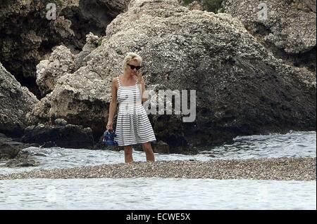 Pamela Anderson se rend à la plage et va pour un café avec sa nièce et un ami à Isola Bella, l'Italie. Pamela est en ville pour le 60e Festival du Film de Taormine. Avec : Pamela Anderson Où : Taormina, Italie Quand : 17 Juin 2014 Banque D'Images