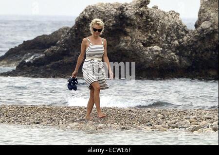 Pamela Anderson se rend à la plage et va pour un café avec sa nièce et un ami à Isola Bella, l'Italie. Pamela est en ville pour le 60e Festival du Film de Taormine. Avec : Pamela Anderson Où : Taormina, Italie Quand : 17 Juin 2014 Banque D'Images