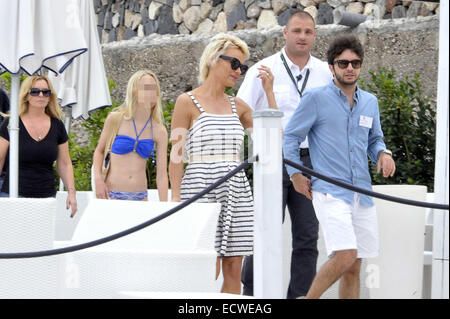 Pamela Anderson se rend à la plage et va pour un café avec sa nièce et un ami à Isola Bella, l'Italie. Pamela est en ville pour le 60e Festival du Film de Taormine. Avec : Pamela Anderson Où : Taormina, Italie Quand : 17 Juin 2014 Banque D'Images