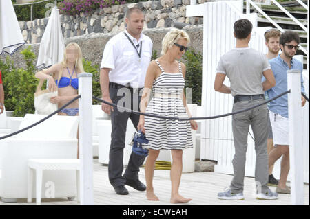 Pamela Anderson se rend à la plage et va pour un café avec sa nièce et un ami à Isola Bella, l'Italie. Pamela est en ville pour le 60e Festival du Film de Taormine. Avec : Pamela Anderson Où : Taormina, Italie Quand : 17 Juin 2014 Banque D'Images