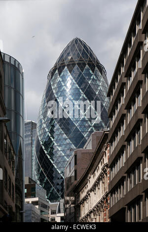 Londres, Royaume-Uni - 19 AOÛT 16 : Le Gherkin Tower (30 St Mary Axe) dans la ville de Londres le 16 août 2014.Le gratte-ciel a été conçu par Banque D'Images