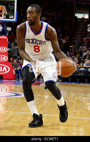19 décembre 2014 : Philadelphia 76ers guard Tony Wroten (8) en action au cours de la NBA match entre les Charlotte Hornets et les Philadelphia 76ers au Wells Fargo Center de Philadelphie, Pennsylvanie. Les Charlotte Hornets a gagné 109-91. Banque D'Images