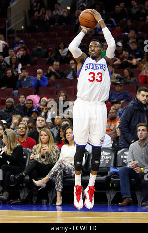 19 décembre 2014 : Philadelphia 76ers l'avant Robert Covington (33) tire la balle au cours de la NBA match entre les Charlotte Hornets et les Philadelphia 76ers au Wells Fargo Center de Philadelphie, Pennsylvanie. Les Charlotte Hornets a gagné 109-91. Banque D'Images