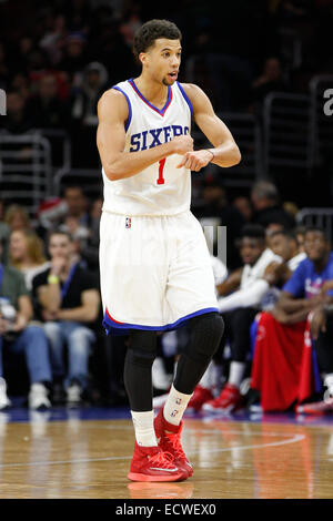 19 décembre 2014 : Philadelphia 76ers guard Michael Carter-Williams (1) réagit au cours de la NBA match entre les Charlotte Hornets et les Philadelphia 76ers au Wells Fargo Center de Philadelphie, Pennsylvanie. Les Charlotte Hornets a gagné 109-91. Banque D'Images