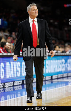 19 décembre 2014 : Philadelphia 76ers entraîneur en chef Brett Brown réagit au cours de la NBA match entre les Charlotte Hornets et les Philadelphia 76ers au Wells Fargo Center de Philadelphie, Pennsylvanie. Les Charlotte Hornets a gagné 109-91. Banque D'Images