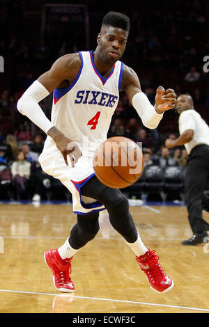 19 décembre 2014 : Philadelphia 76ers l'avant Nerlens Noel (4) en action au cours de la NBA match entre les Charlotte Hornets et les Philadelphia 76ers au Wells Fargo Center de Philadelphie, Pennsylvanie. Les Charlotte Hornets a gagné 109-91. Banque D'Images