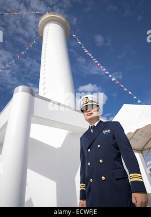 Auto-défense japonaises officier garde-côtes se place en avant du phare de Cap Zanpa, Ginowan, Okinawa, Japon Banque D'Images