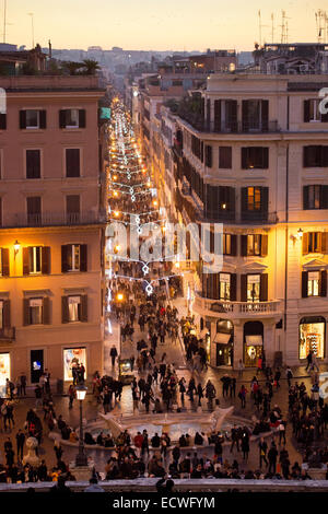 Rome. L'Italie. Vue de la place donnant sur la Piazza di Spagna et Via dei Condotti. Banque D'Images