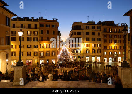 Rome. L'Italie. Vue de la place donnant sur la Piazza di Spagna et Via dei Condotti. Banque D'Images