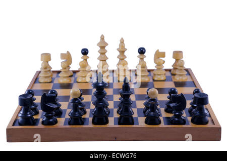 Vintage conseil d'échecs avec pièces d'échecs prêt à jouer, isolated on white Banque D'Images