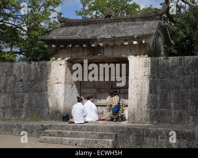 Stone Gate de Sonohyan-utaki juste à l'extérieur de l'enceinte du château de Shuri, Naha City, Okinawa. Site du patrimoine mondial de l'UNESCO et d'un lieu de culte. Banque D'Images