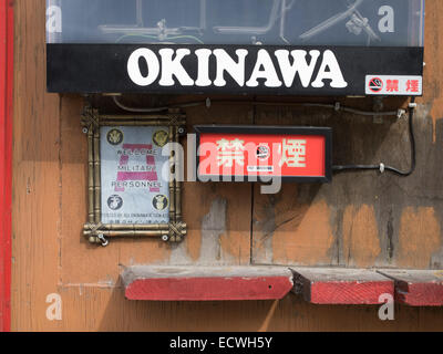 Signe extérieur d'un bar dans la ville de Naha Okinawa, permettant aux militaires américains par favoritisme. Banque D'Images