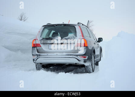 Location de conduite sur la neige et la glace près du cercle arctique en Suède. Volvo XC70 en utilisant les pneus hiver Banque D'Images