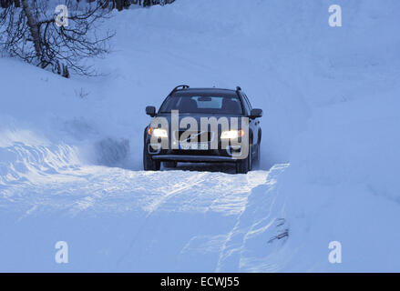 Location de conduite sur la neige et la glace près du cercle arctique en Suède. Volvo XC70 en utilisant les pneus hiver Banque D'Images