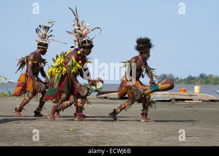 En Mélanésie, la Papouasie-Nouvelle-Guinée, région de la rivière Sepik, Village de Kopar. Sing-sing typique danse de bienvenue. Banque D'Images