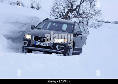 Location de conduite sur la neige et la glace près du cercle arctique en Suède. Volvo XC70 en utilisant les pneus hiver Banque D'Images