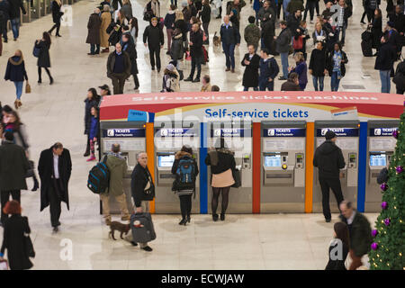 Les voyageurs en libre-service et se précipitent à la gare de Waterloo en vue de Noël à Londres au Royaume-Uni en décembre Banque D'Images