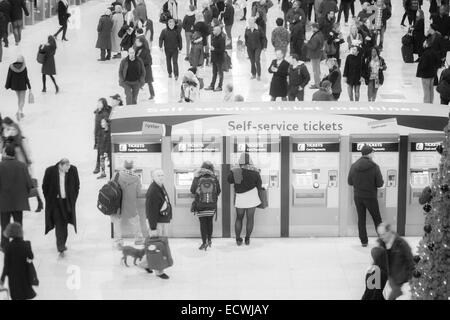 Les voyageurs en libre-service et se précipitent à la gare de Waterloo en vue de Noël à Londres, Royaume-Uni en décembre - effet infrarouge Banque D'Images