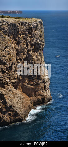 75 mètres de hautes falaises du cap Saint Vincent au Portugal Banque D'Images