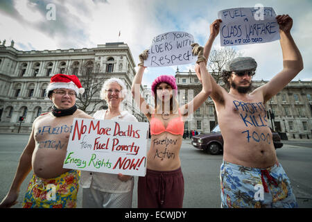 Londres, Royaume-Uni. 18Th Oct, 2014. D'Action contre la pauvreté de carburant manifestants devant Downing Street Crédit : Guy Josse/Alamy Live News Banque D'Images