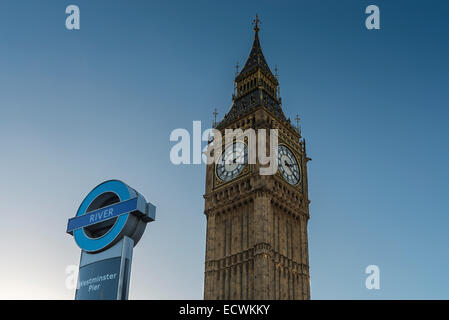 Le Westminster Pier river signe bus en face de l'Elizabeth Tower, 'Big Ben', des chambres du Parlement à Westminster Banque D'Images