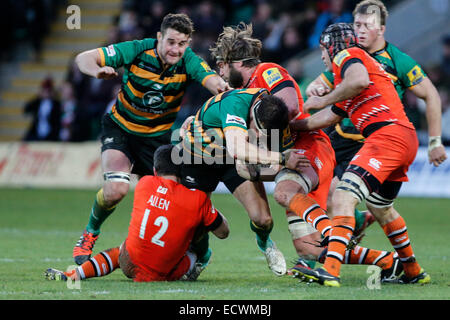 Northampton, Royaume-Uni. 18Th Oct, 2014. Aviva Premiership. Northampton Saints contre les Leicester Tigers. Tom Wood de Northampton Saints est abordé par Geoff Parling de Leicester Tigers (droite) et Anthony Allen (12) de Leicester Tigers : Action Crédit Plus Sport/Alamy Live News Banque D'Images