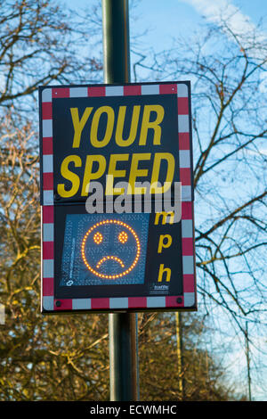 L'indicateur de vitesse (SID) dans le Kent sur une 30 mph milles par heure de route : il affiche la vitesse de voiture / véhicule. Banque D'Images